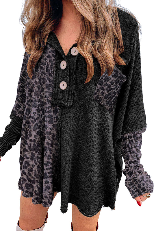 Blusa abotonada de punto gofre con patchwork de leopardo negro