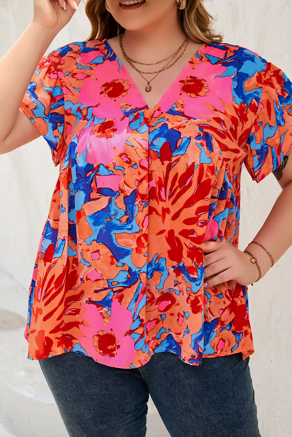 Blusa con escote en V y estampado floral abstracto en rojo 