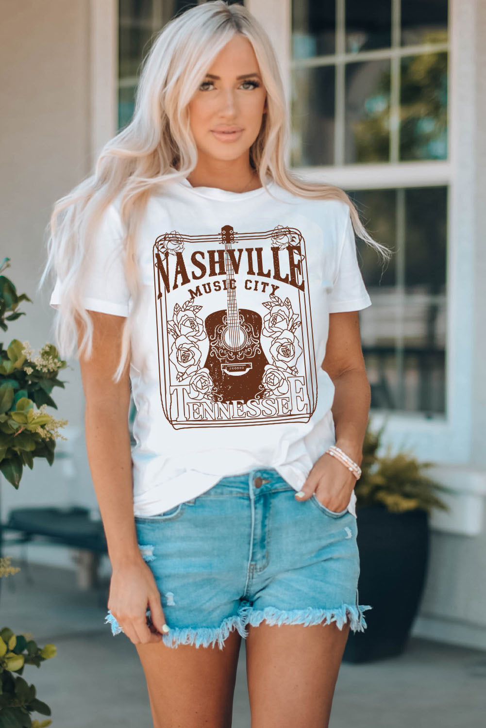 Camiseta blanca con cuello redondo y gráfico de NASHVILLE MUSIC CITY