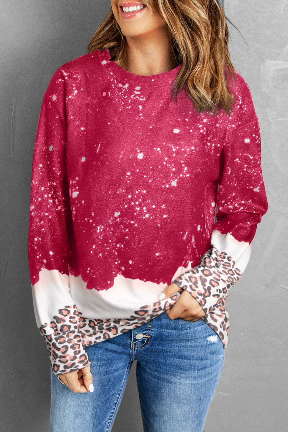 Sudadera con estampado navideño de leopardo y nieve en color negro 