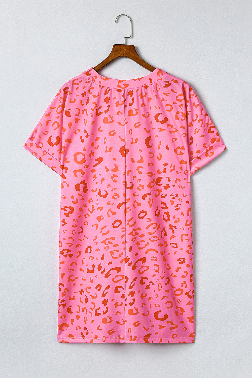 Vestido camisero con escote en V y estampado de leopardo en color rosa