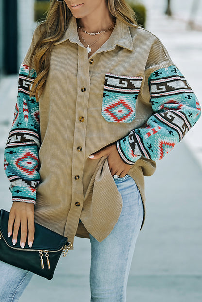 Chaqueta de pana con bolsillos en las mangas y estampado azteca de color caqui