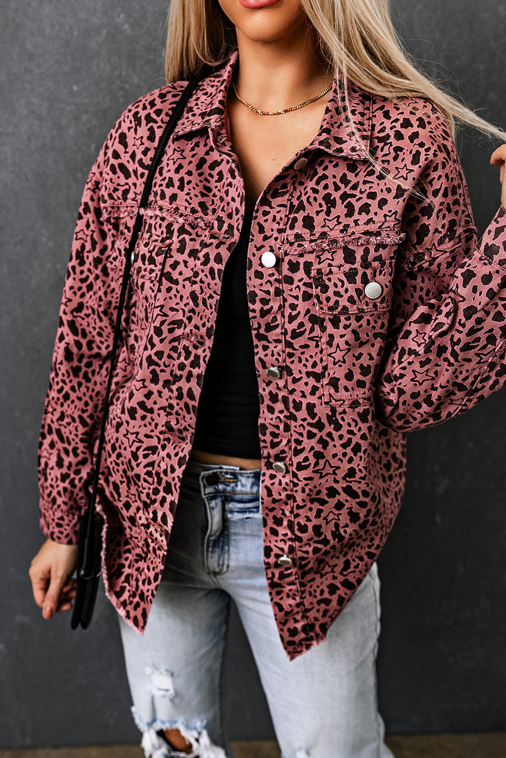 Chaqueta vaquera con botones y estampado de estrellas y lunares de color rosa 