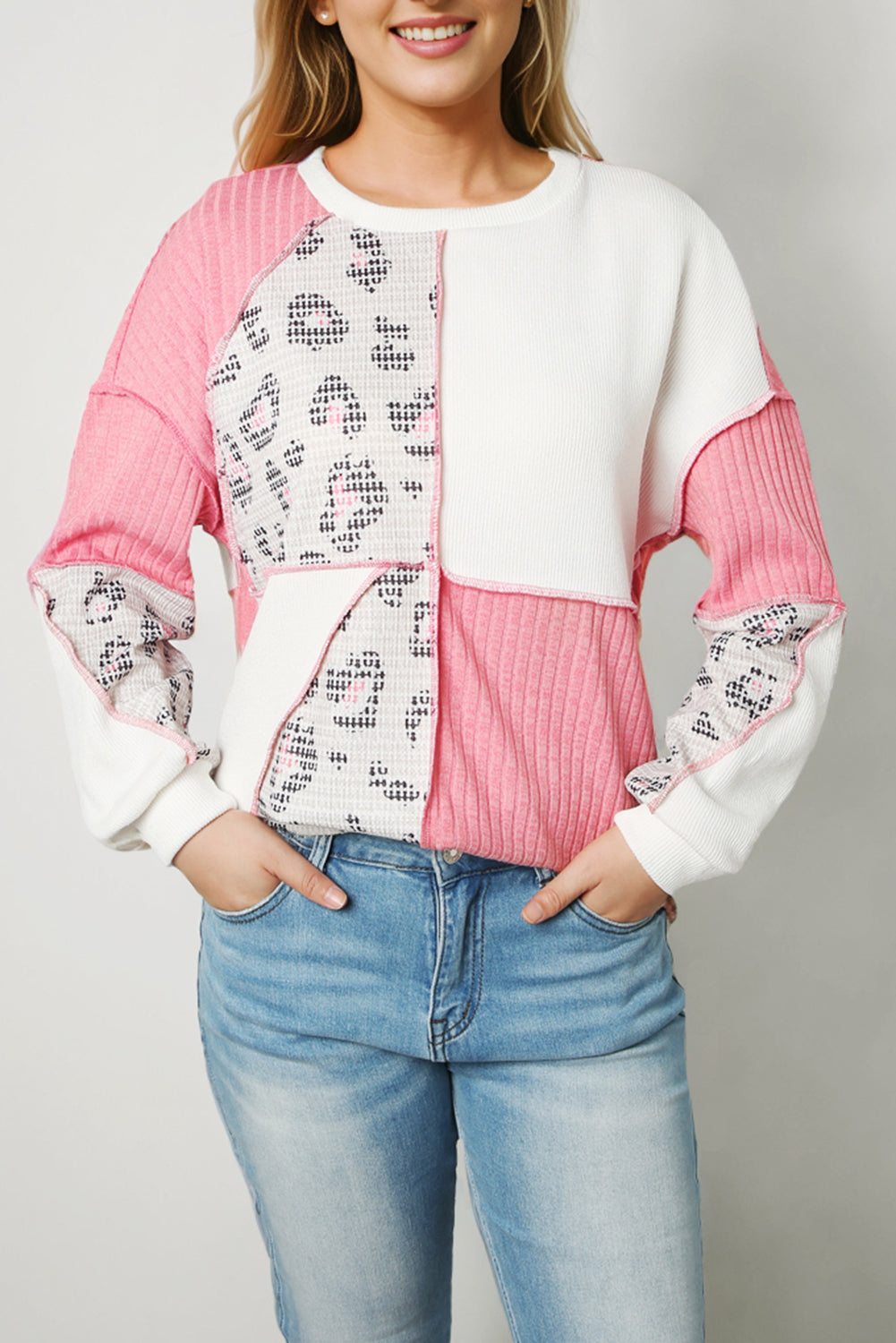 Blusa con costuras expuestas y diseño en dos tonos de leopardo rosa