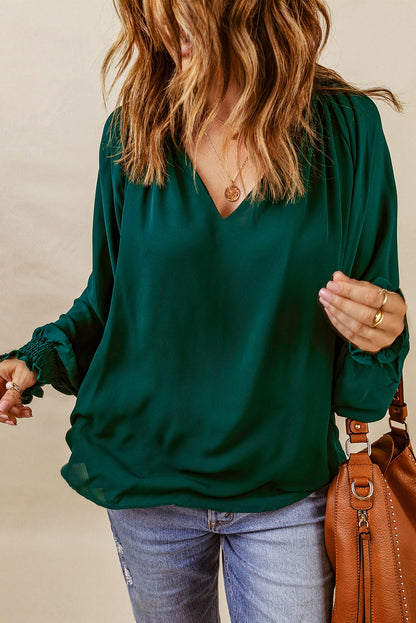 Blusa verde plisada con escote en V y mangas abullonadas 