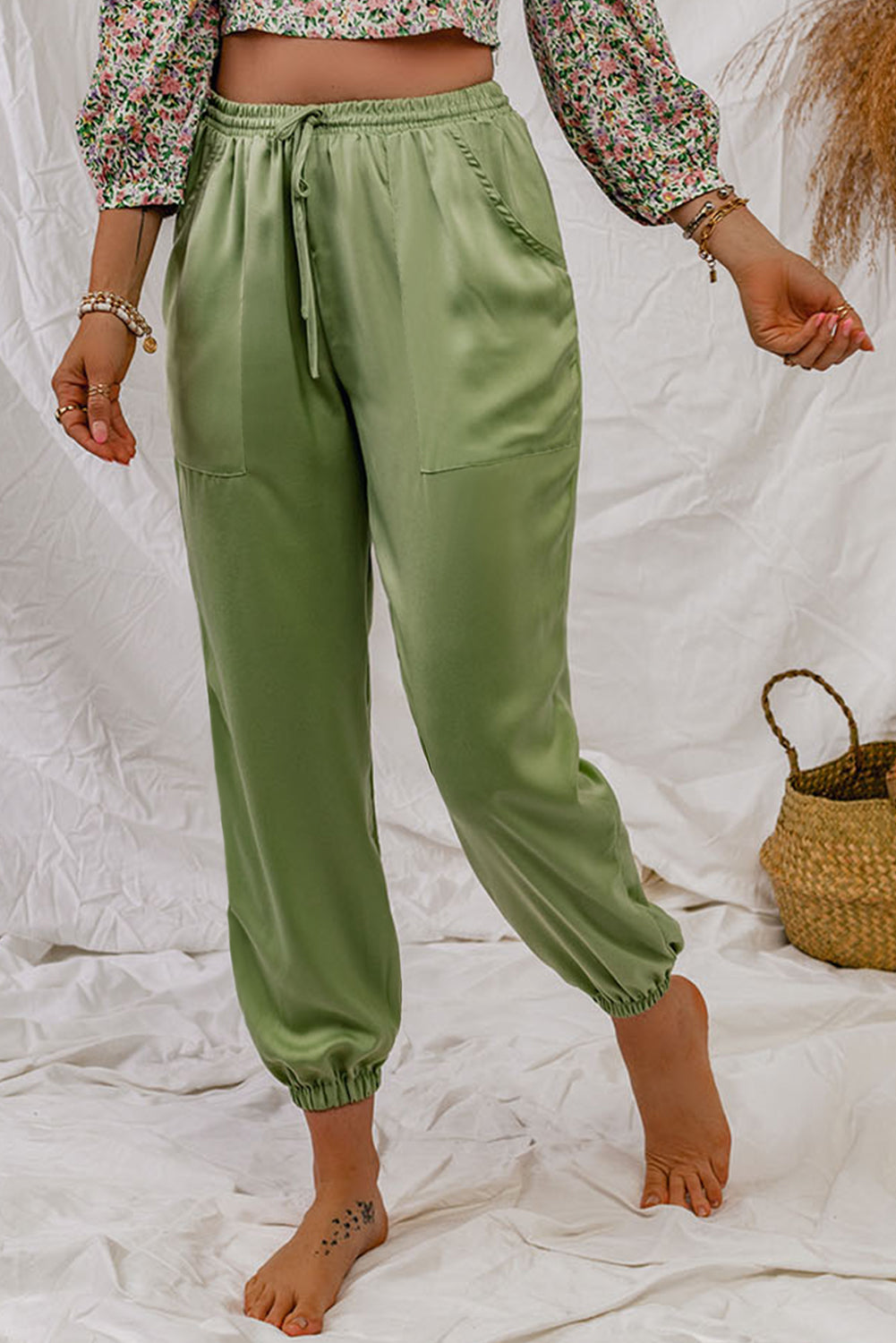 Pantalones deportivos casuales con bolsillos y cordón verde