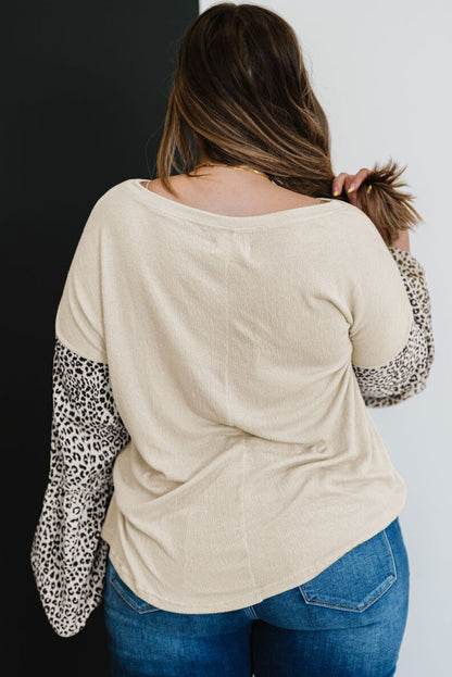 Blusa con mangas acampanadas y estampado de leopardo 