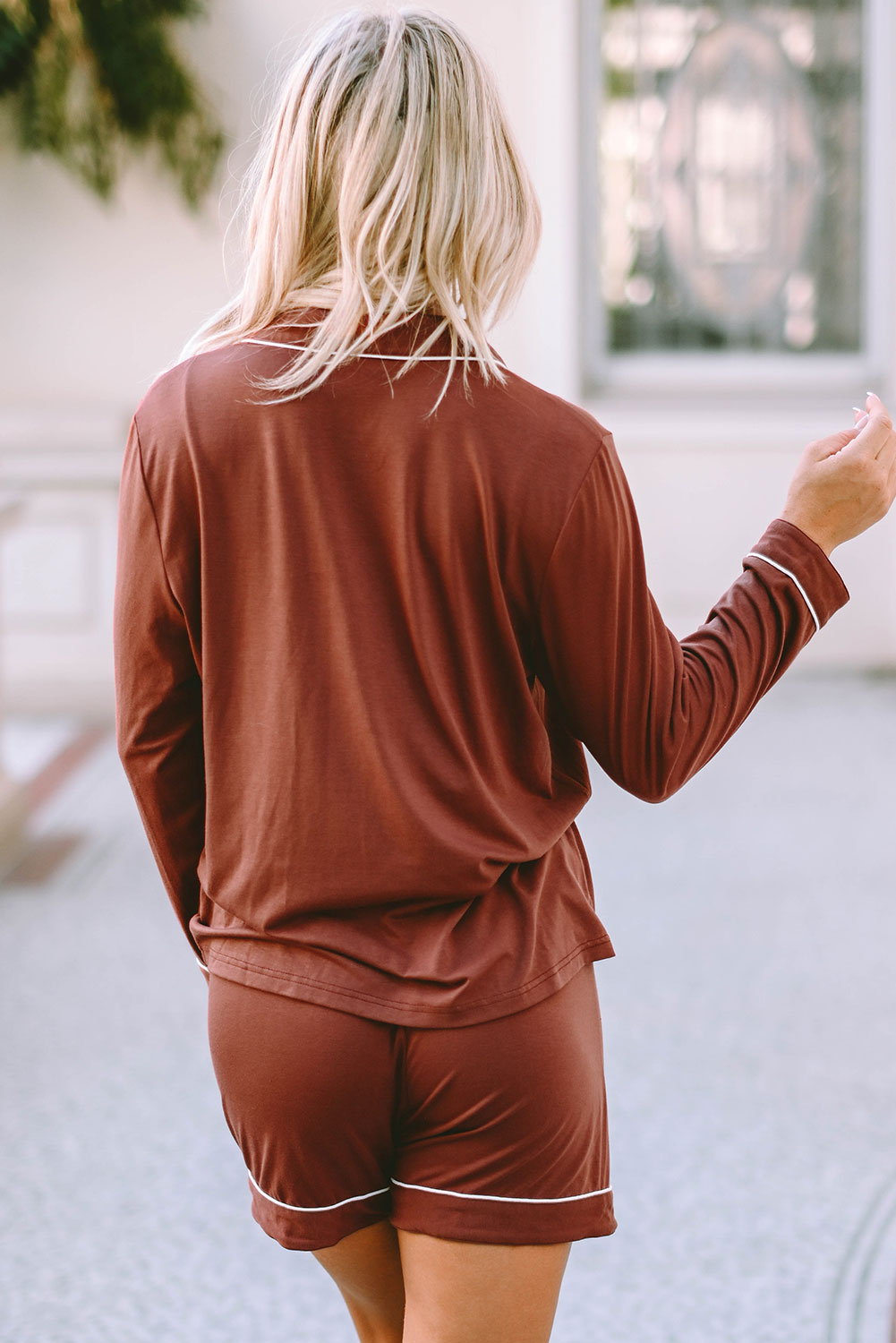 Conjunto de pijama de manga larga con pantalones cortos y ribetes en contraste de color marrón