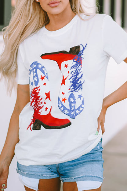 Camiseta estampada con botas y bandera estadounidense blanca