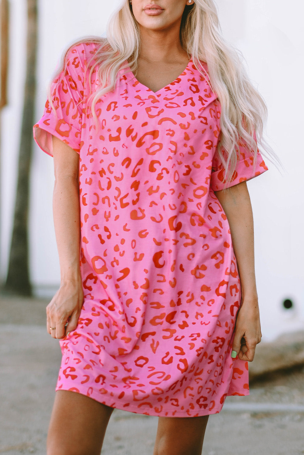 Vestido camisero con escote en V y estampado de leopardo en color rosa