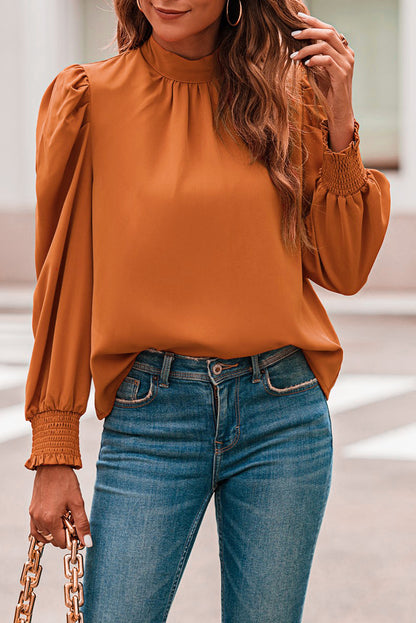 Blusa de gasa con cuello alto y mangas largas abullonadas de color naranja