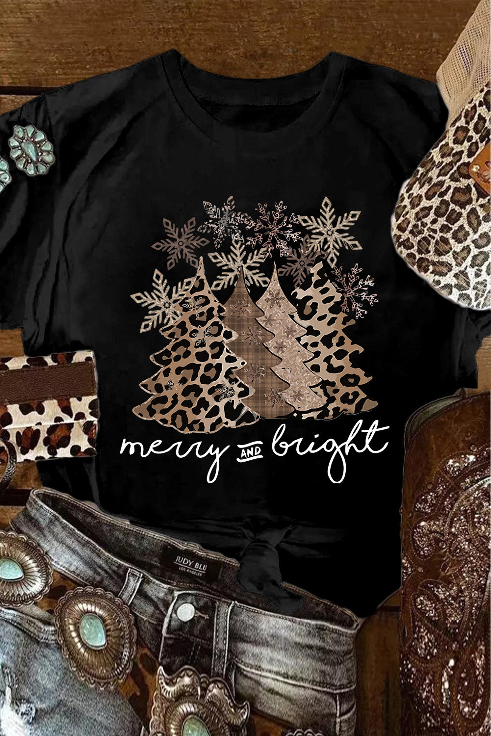 Camiseta de cuello redondo con estampado de árbol de Navidad y leopardo blanco