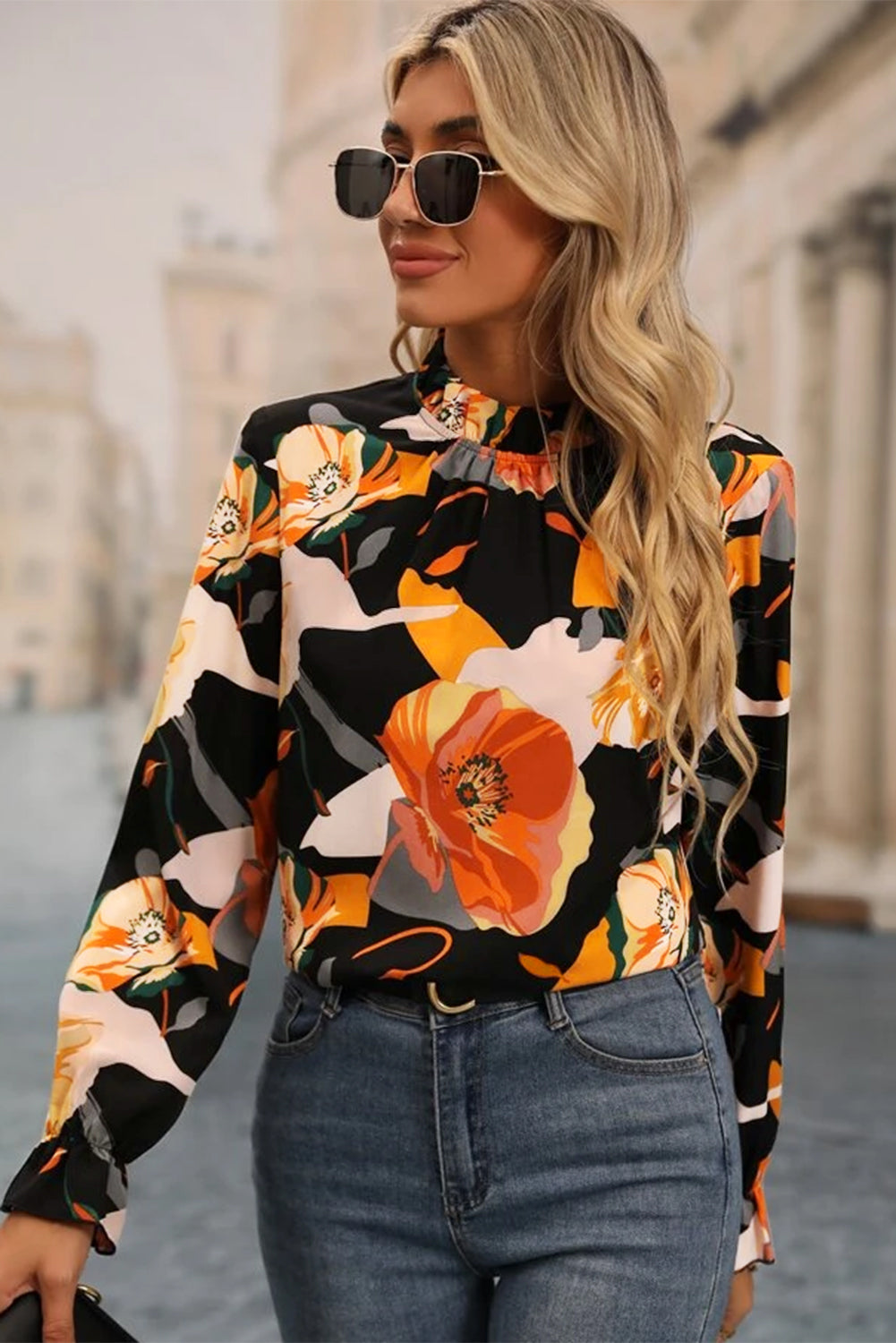 Blusa de cuello alto con estampado floral negro 