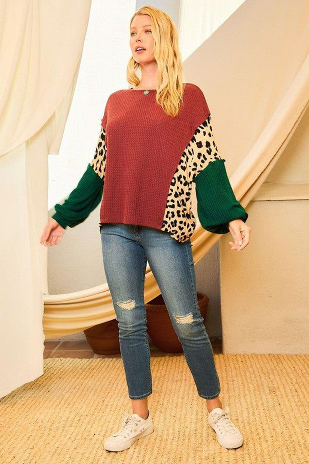 Blusa con mangas abullonadas y diseño de bloques de color gofre con estampado de leopardo marrón