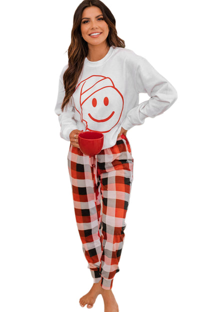 Conjunto de estar por casa con pantalón a cuadros y top con estampado de carita sonriente de Navidad blanca