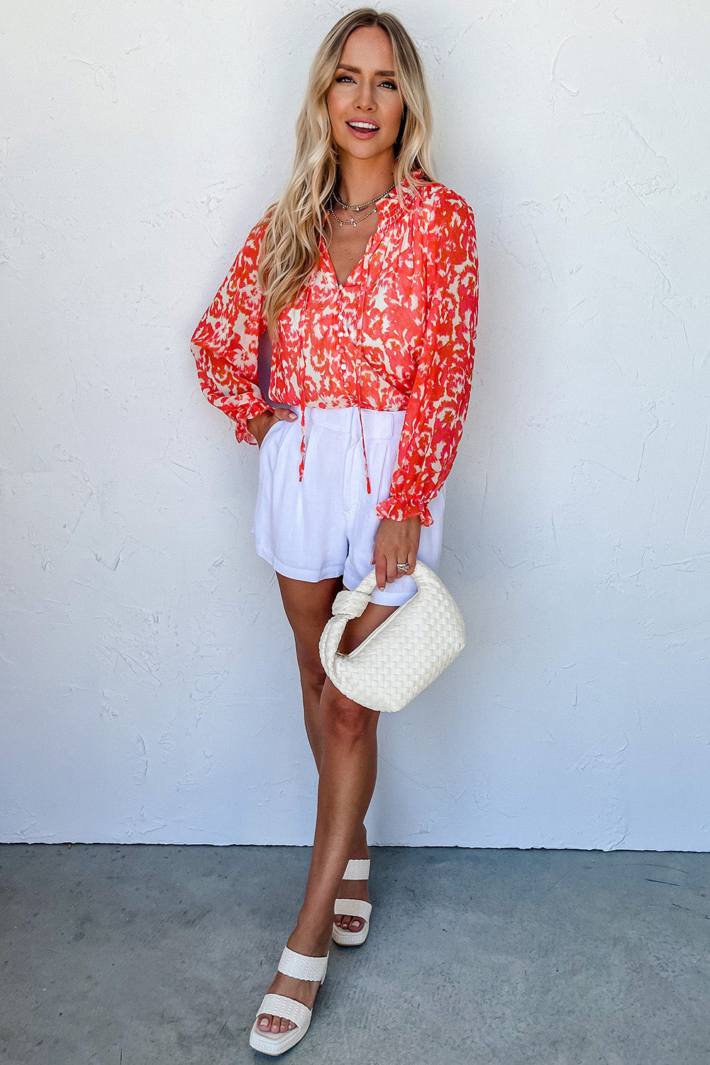 Blusa con escote en V con muescas y volantes con flores rojas