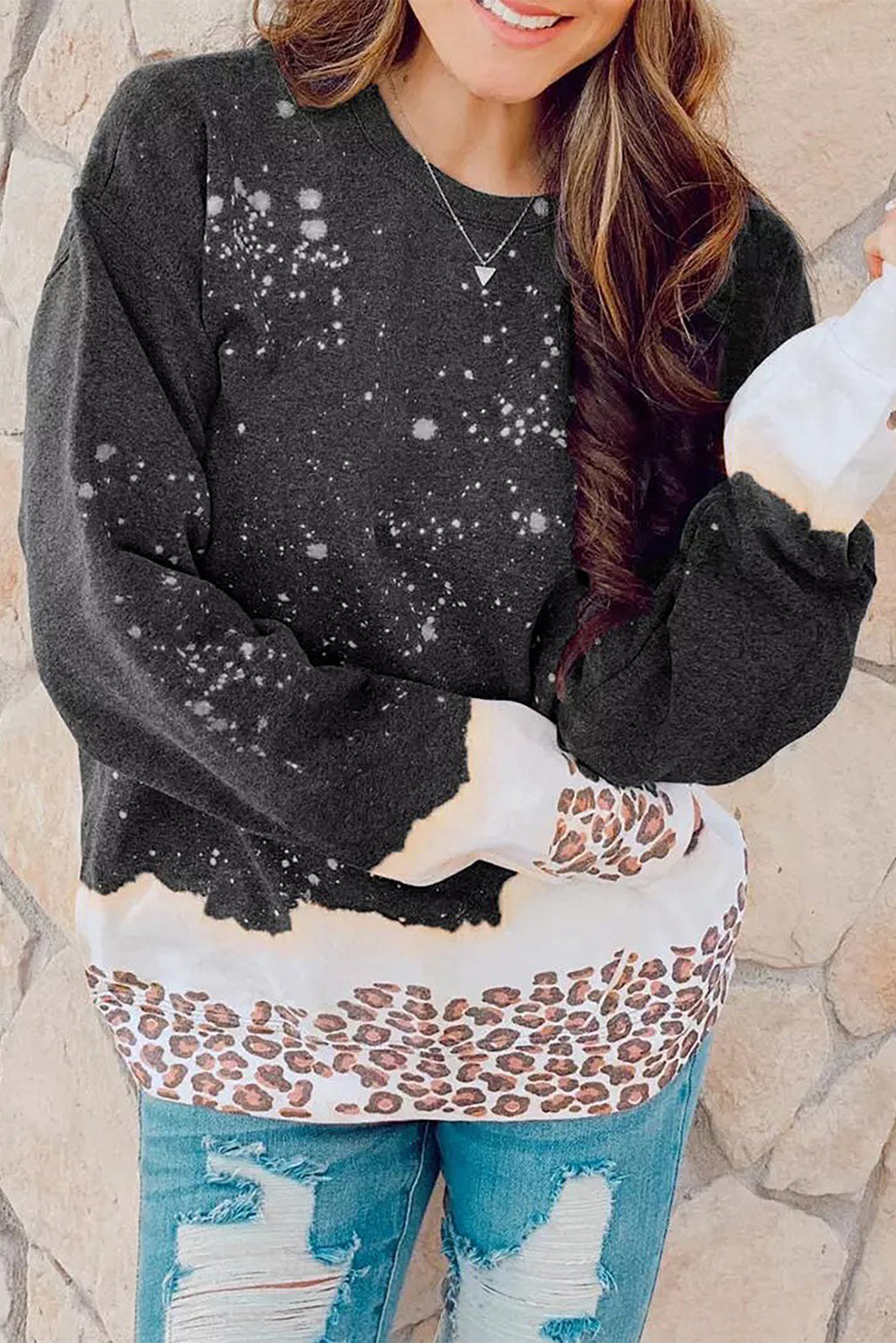 Sudadera con estampado navideño de leopardo y nieve en color negro 