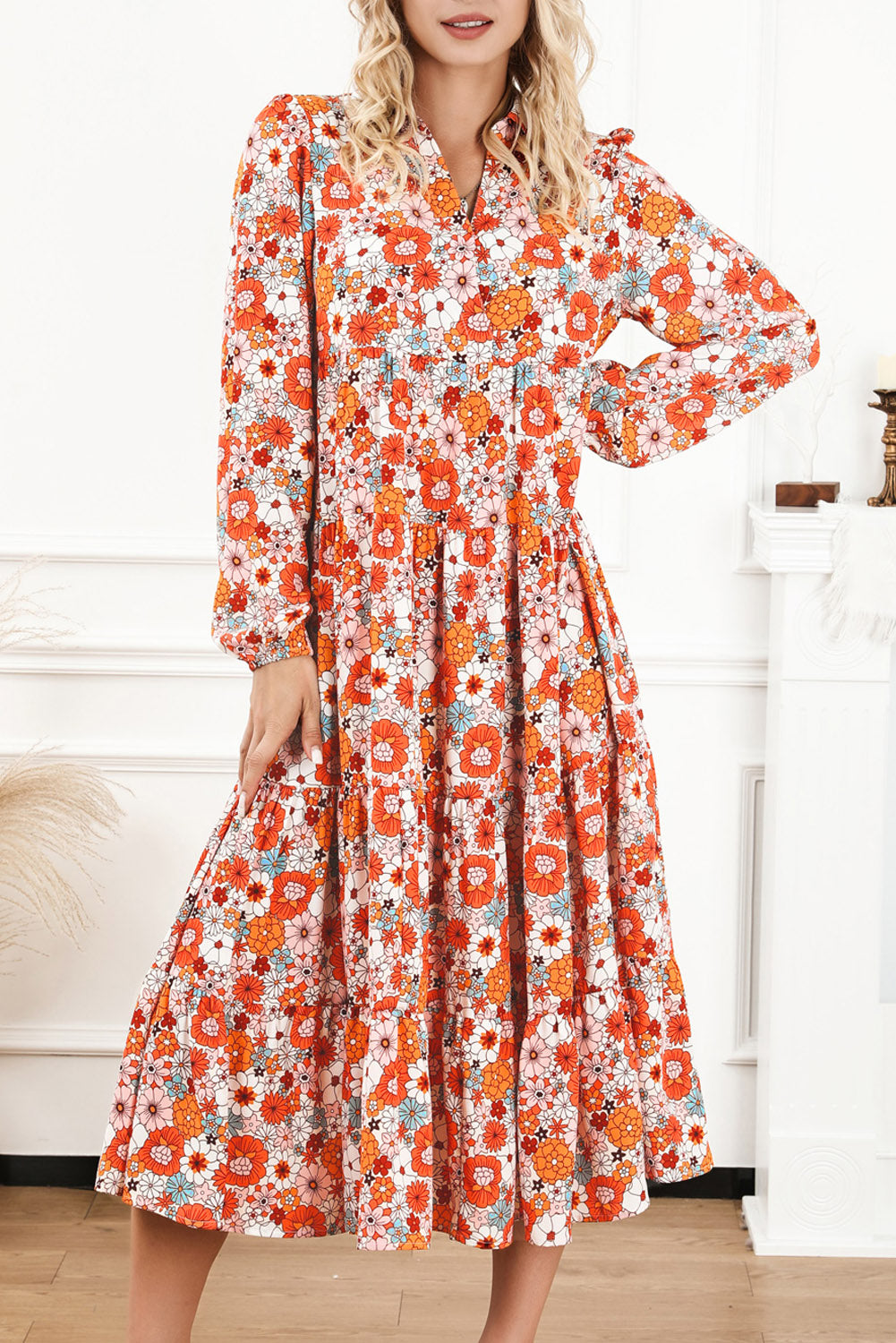 Vestido bohemio amarillo con cuello, manga larga y volantes con estampado floral