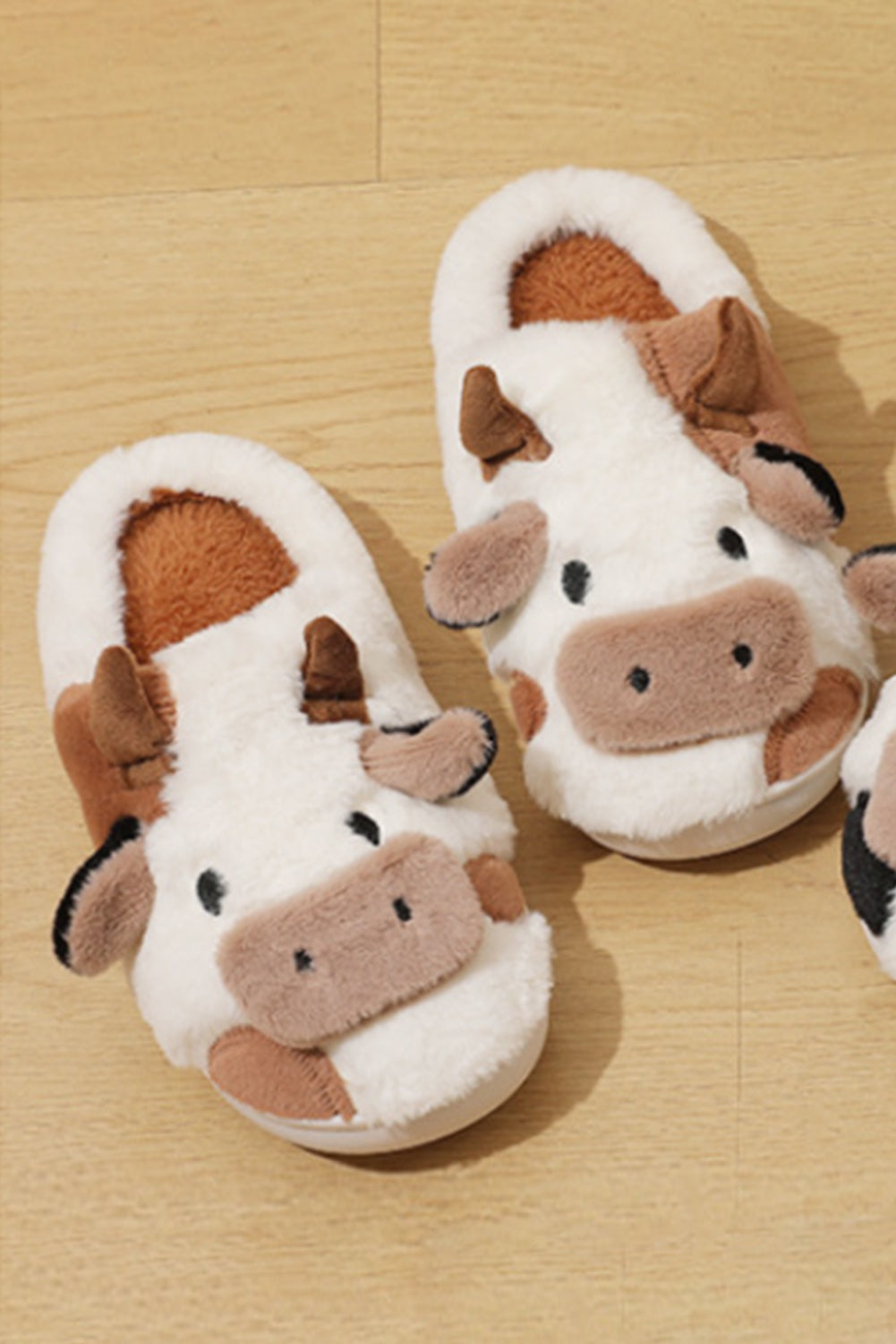 Pantuflas de punta abierta con estampado de vaca en color blanco brillante