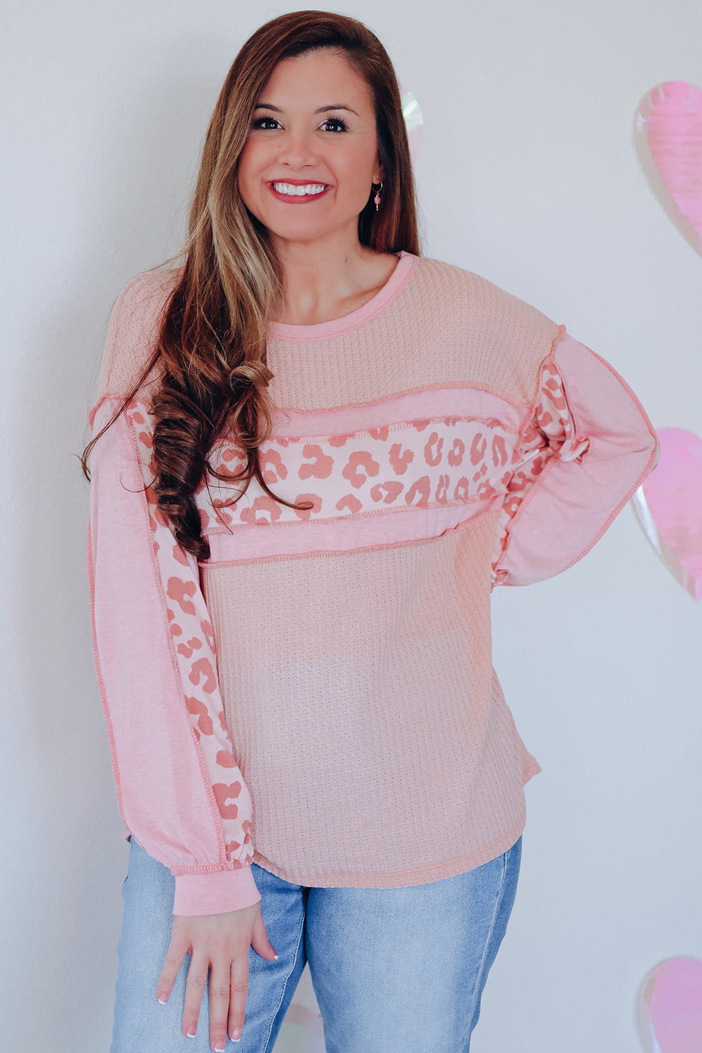 Blusa de punto gofre con costuras expuestas y patchwork de leopardo rosa