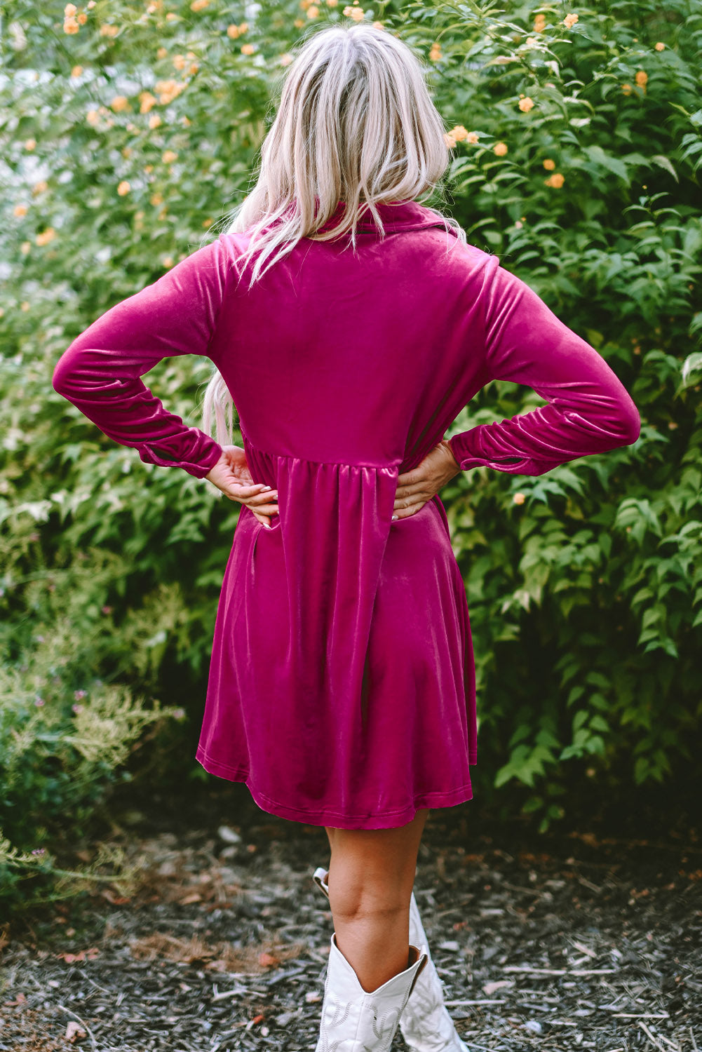 Vestido de terciopelo con volantes y botones de manga larga de color verde