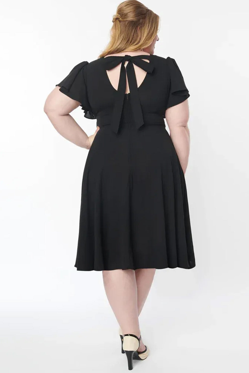 Vestido midi negro de talla grande con escote en V y mangas con vuelo 