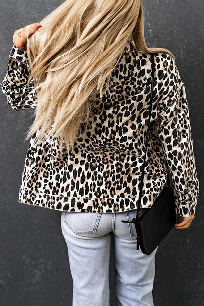 Chaqueta vaquera con botones y estampado de leopardo