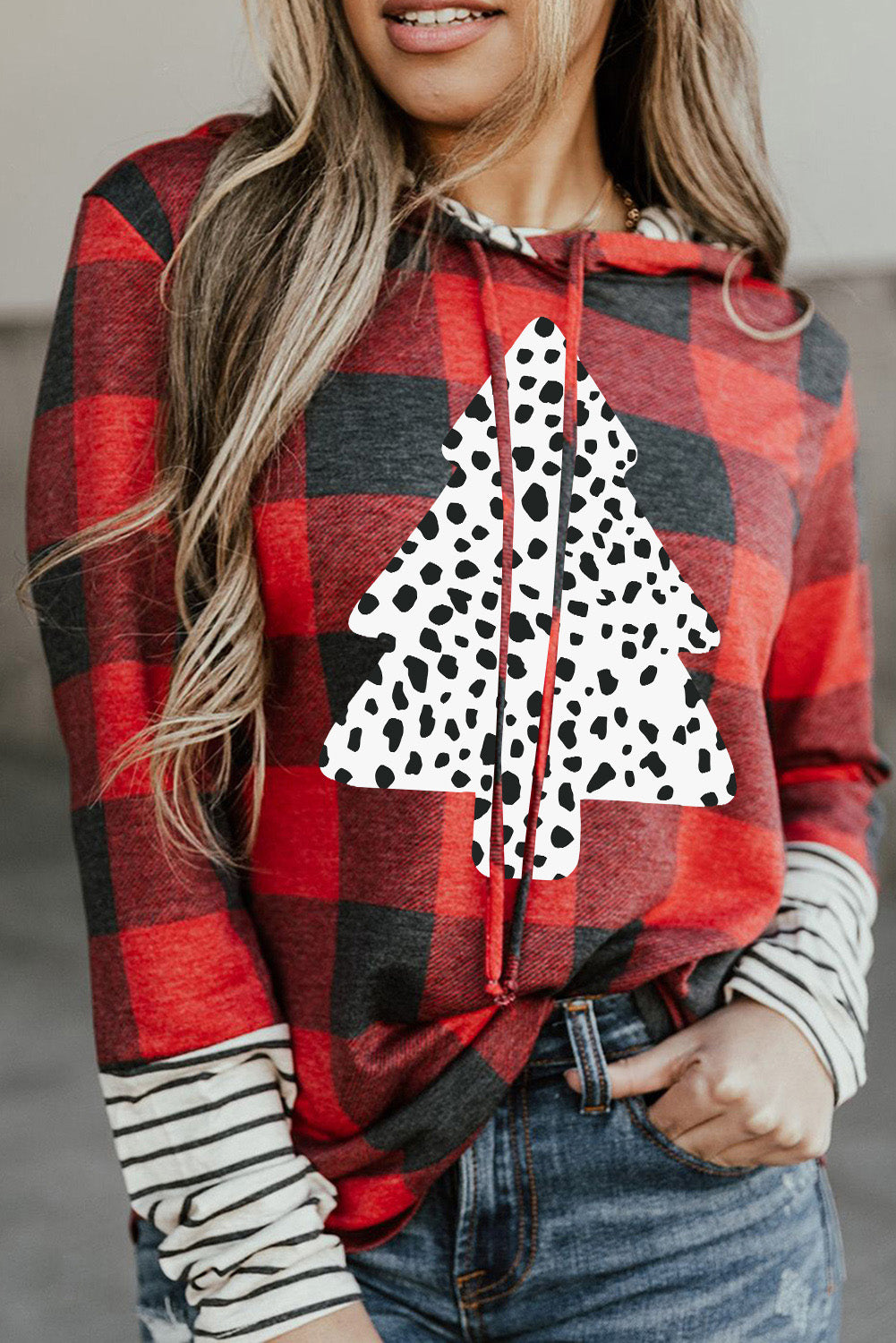 Sudadera con capucha con estampado de árbol de Navidad y estampado de leopardo y mangas con parches a cuadros rojos