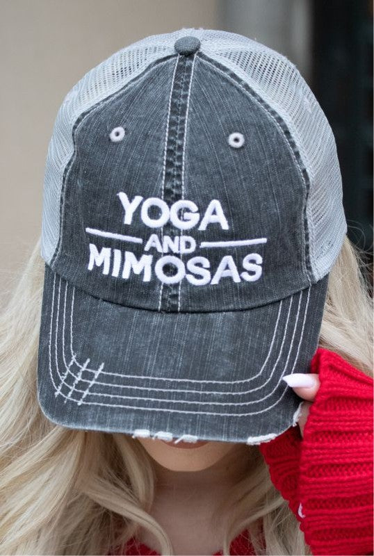 Gorra de camionero bordada con texto "Yoga and Mimosas"