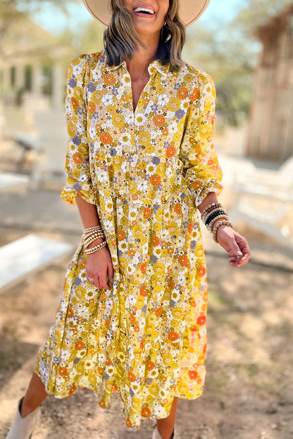 Vestido bohemio amarillo con cuello, manga larga y volantes con estampado floral