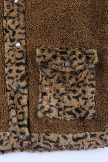 Chaqueta Sherpa con bolsillos y parches de leopardo