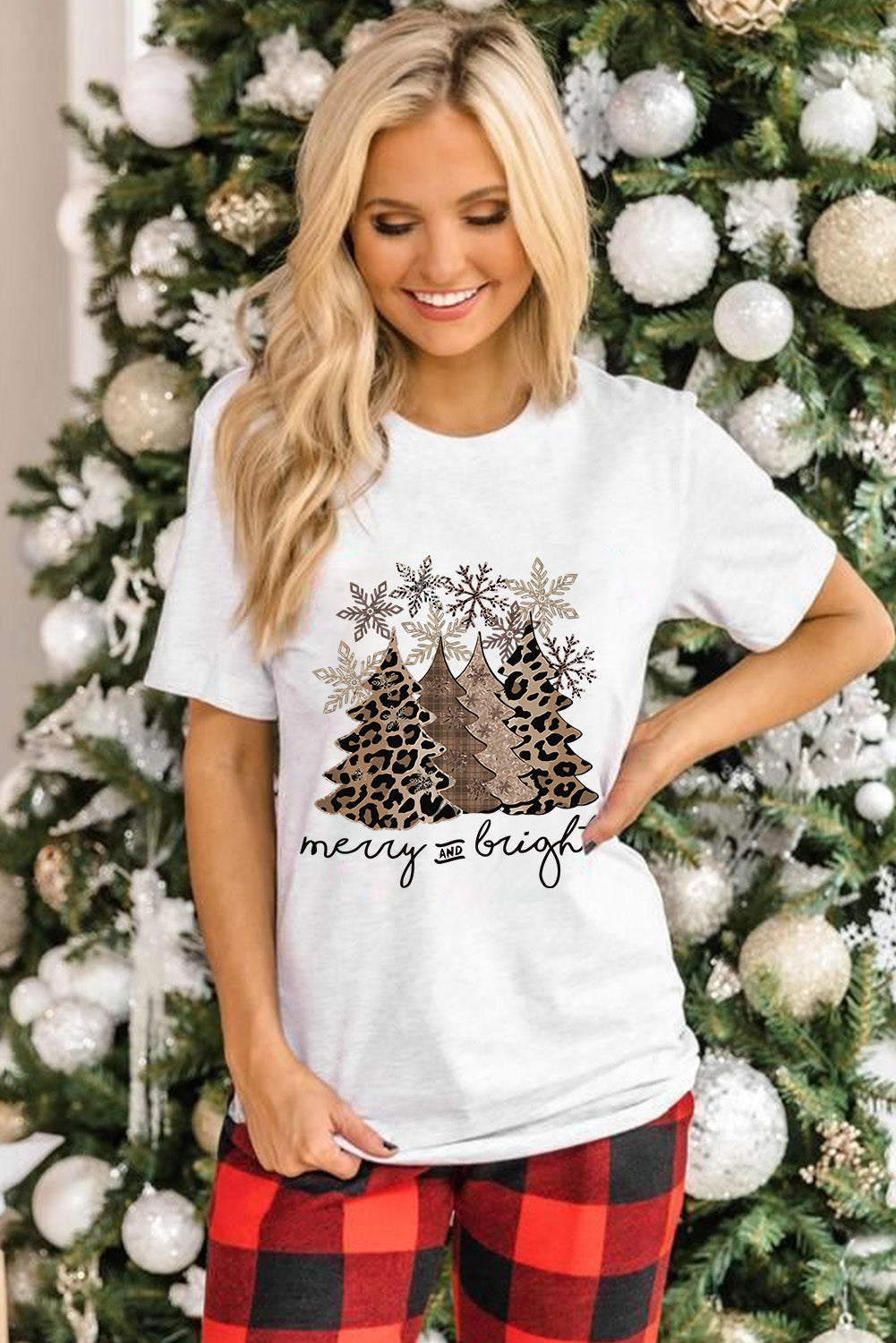 Camiseta de cuello redondo con estampado de árbol de Navidad y leopardo blanco