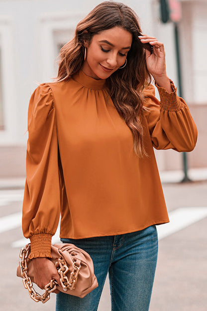 Blusa de gasa con cuello alto y mangas largas abullonadas de color naranja