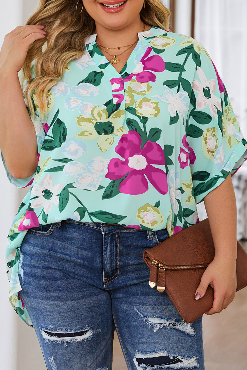 Blusa con escote en V y flores 