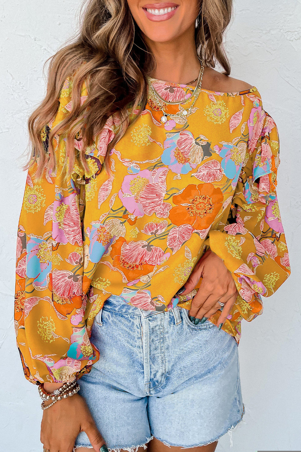 Blusa con mangas abullonadas y volantes con estampado floral de jengibre