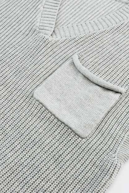 Conjunto de pantalón casual y suéter de punto gris con cuello en V