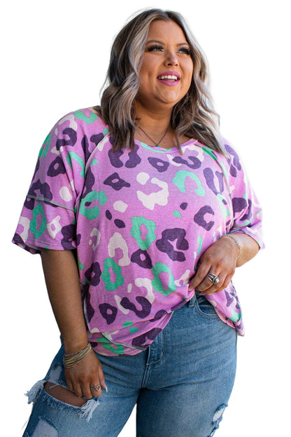 Camiseta de manga corta con estampado de leopardo y besos en rosa, talla grande