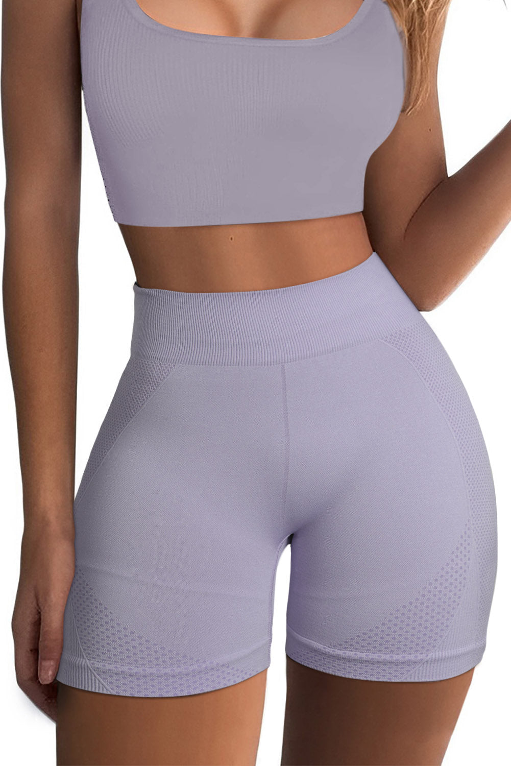 Pantalones cortos deportivos con realce de glúteos y malla de color morado 