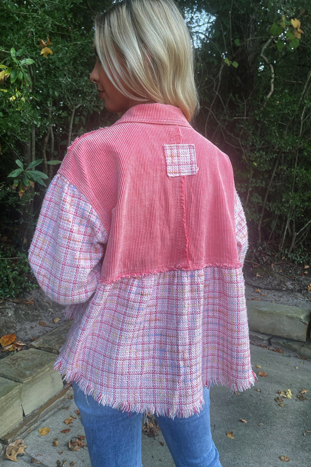 Chaqueta abotonada con patchwork de cuadros y tweed deshilachado en rosa 