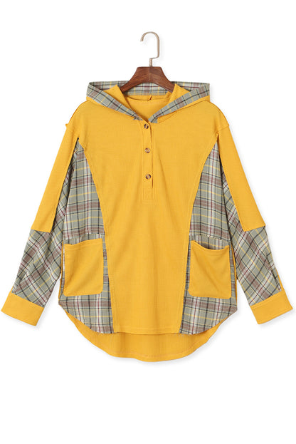 Sudadera con capucha tipo Henley con bolsillos y diseño de patchwork a cuadros en punto gofre amarillo 