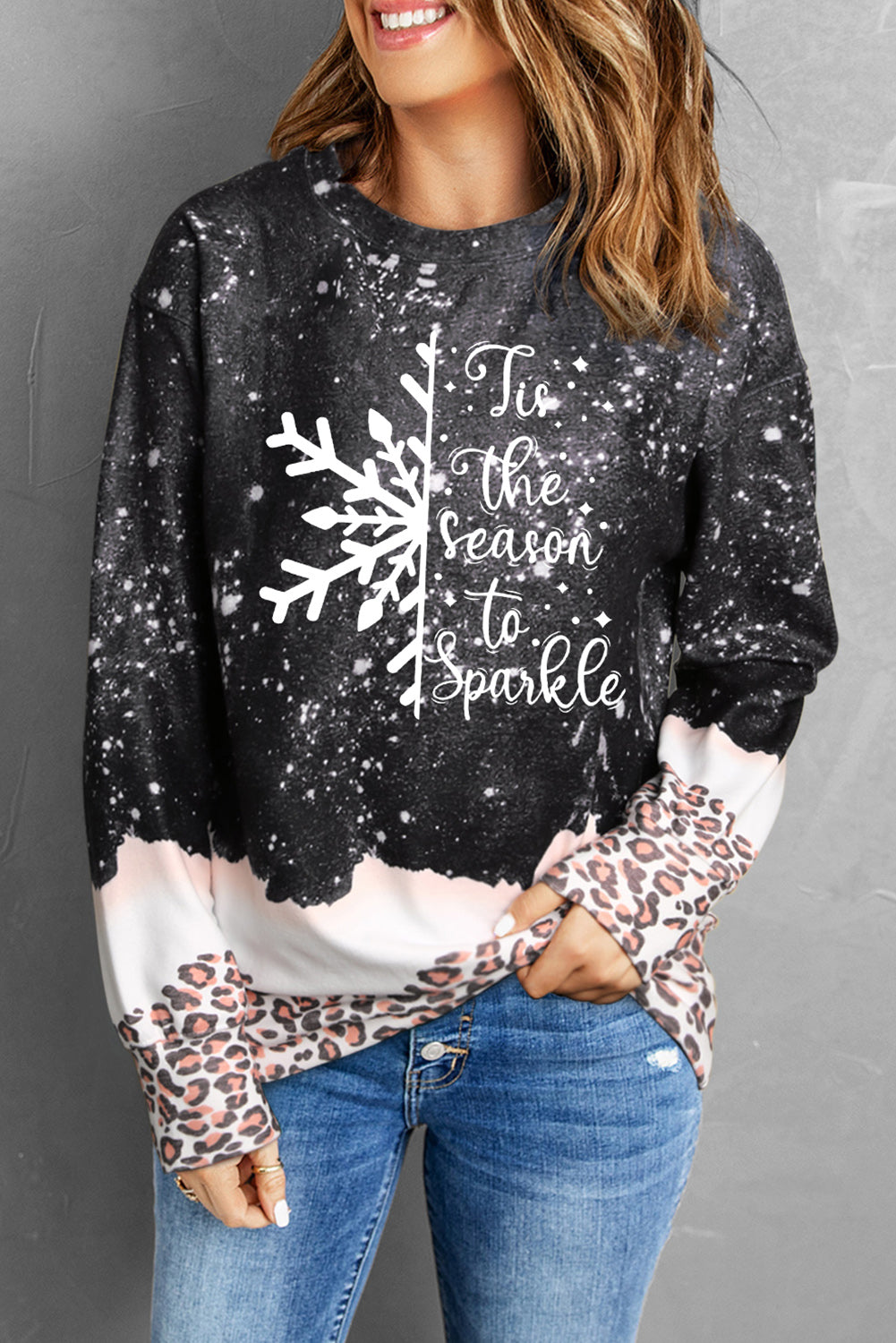 Sudadera con estampado navideño de leopardo y nieve en color negro 