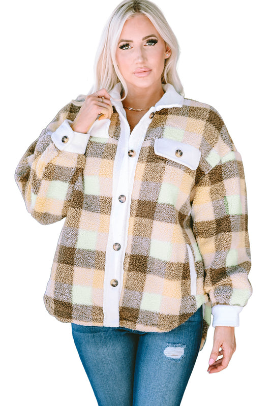 Chaqueta tipo sobrecamisa de sherpa con bolsillos con solapa y cuadros color caqui