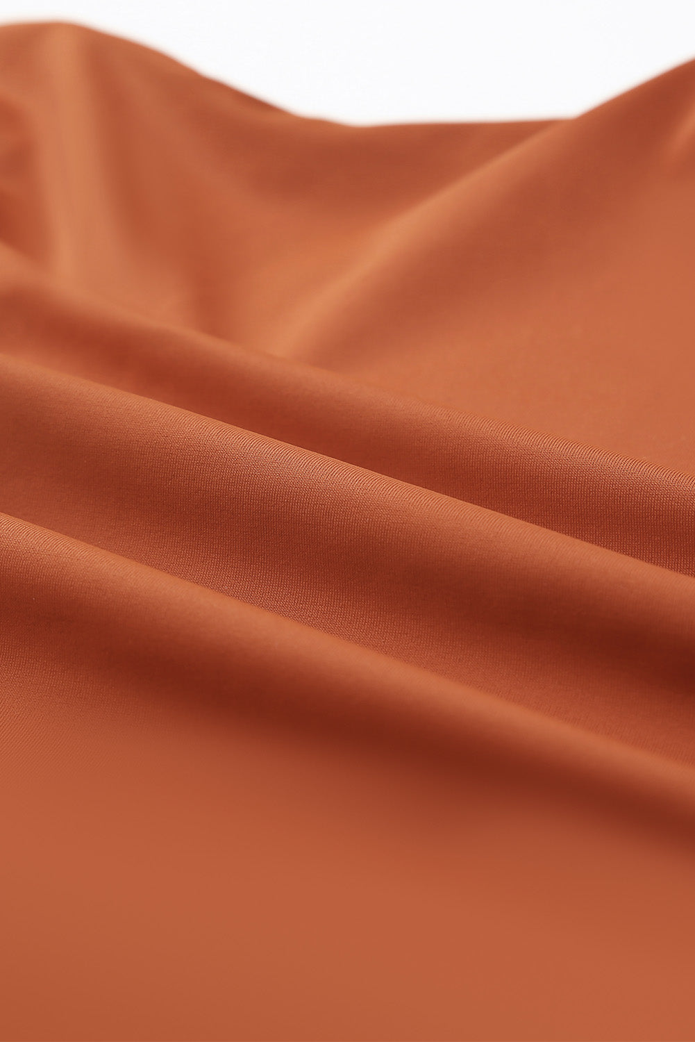 Traje de baño de una pieza con tirantes finos y aberturas de malla asimétrica de color naranja 