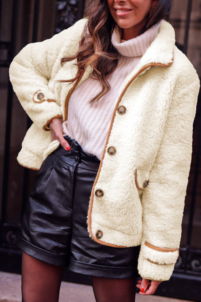 Chaqueta con botones y bolsillos en ribetes en contraste de sherpa beige