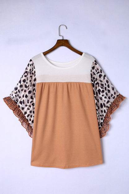 Blusa de punto gofre color caqui con estampado animal y mangas con volantes en talla grande