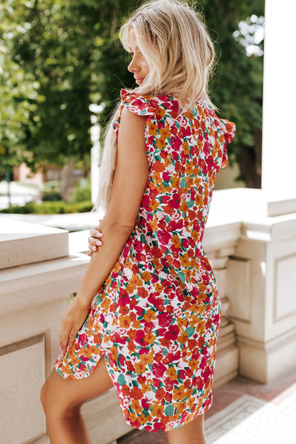 Vestido rojo con escote en V y mangas con volantes y flores