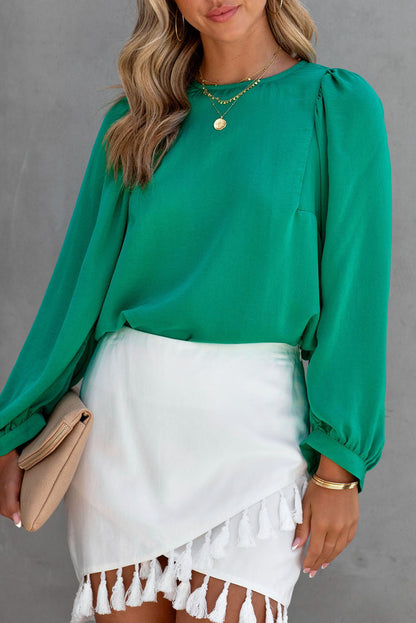 Blusa de satén verde con cuello redondo y mangas largas abullonadas