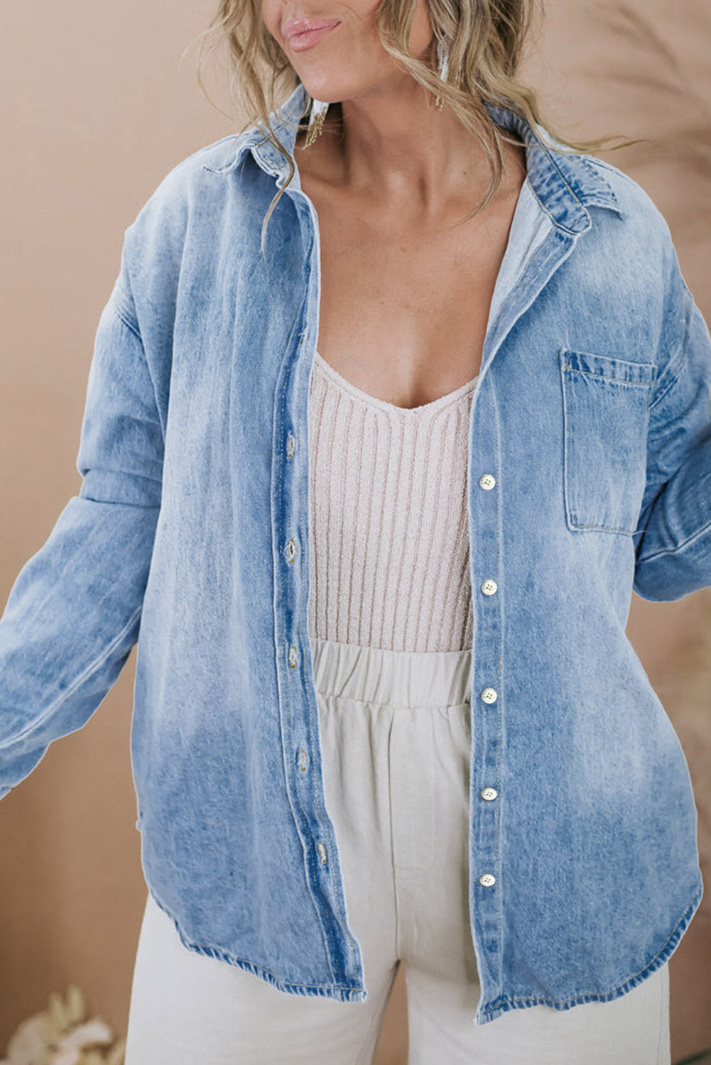 Chaqueta vaquera con botones y bolsillo en el pecho en color azul cielo de talla grande