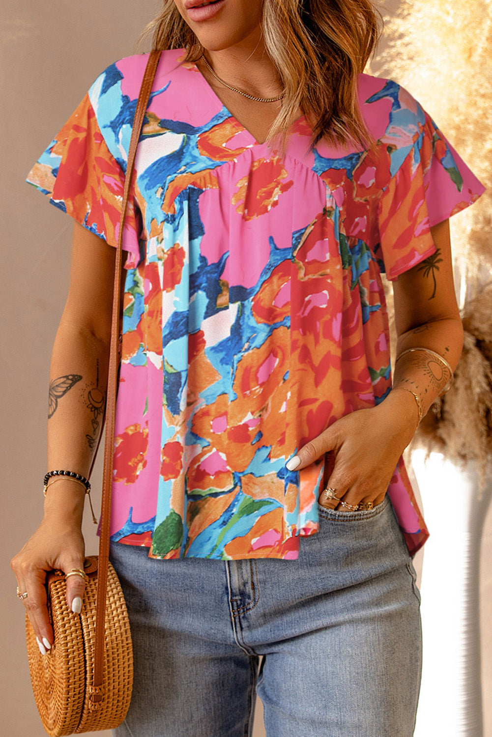 Blusa con escote en V y estampado floral abstracto en rojo 