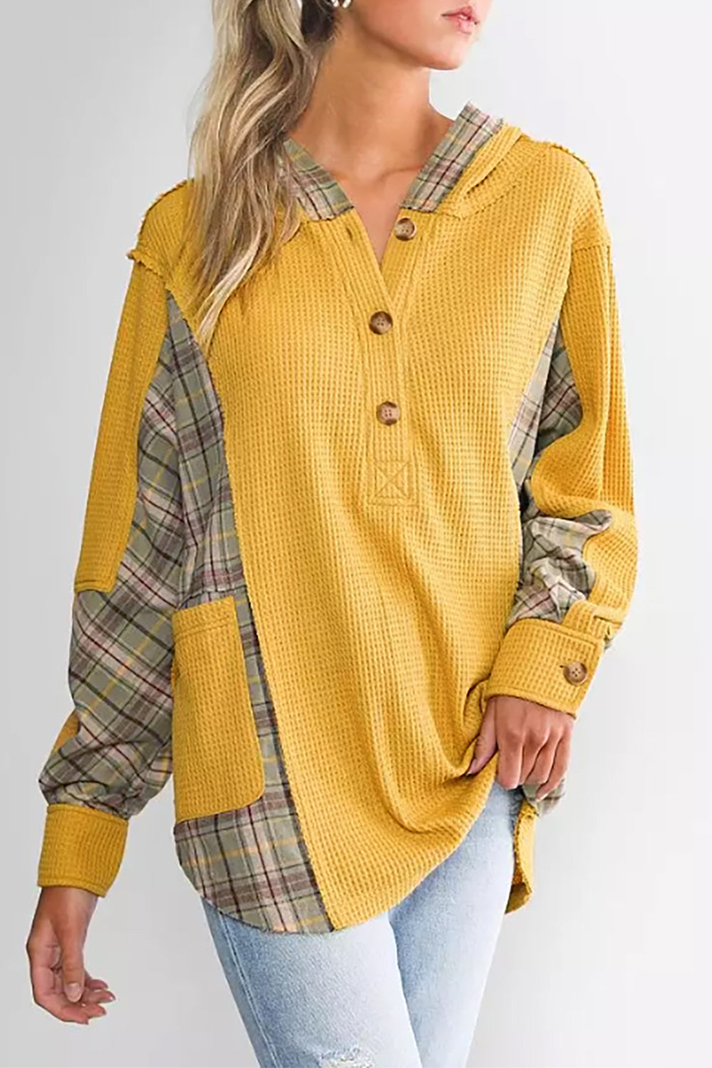 Sudadera con capucha tipo Henley con bolsillos y diseño de patchwork a cuadros en punto gofre amarillo 